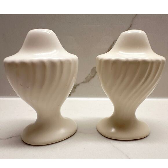 Vintage 1940’s Franciscan Coronado Cream Swirl 2 Pepper Shakers - Picture 1 of 5